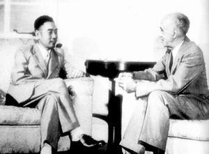 1945年重庆谈判期间，周恩来和司徒雷登会面