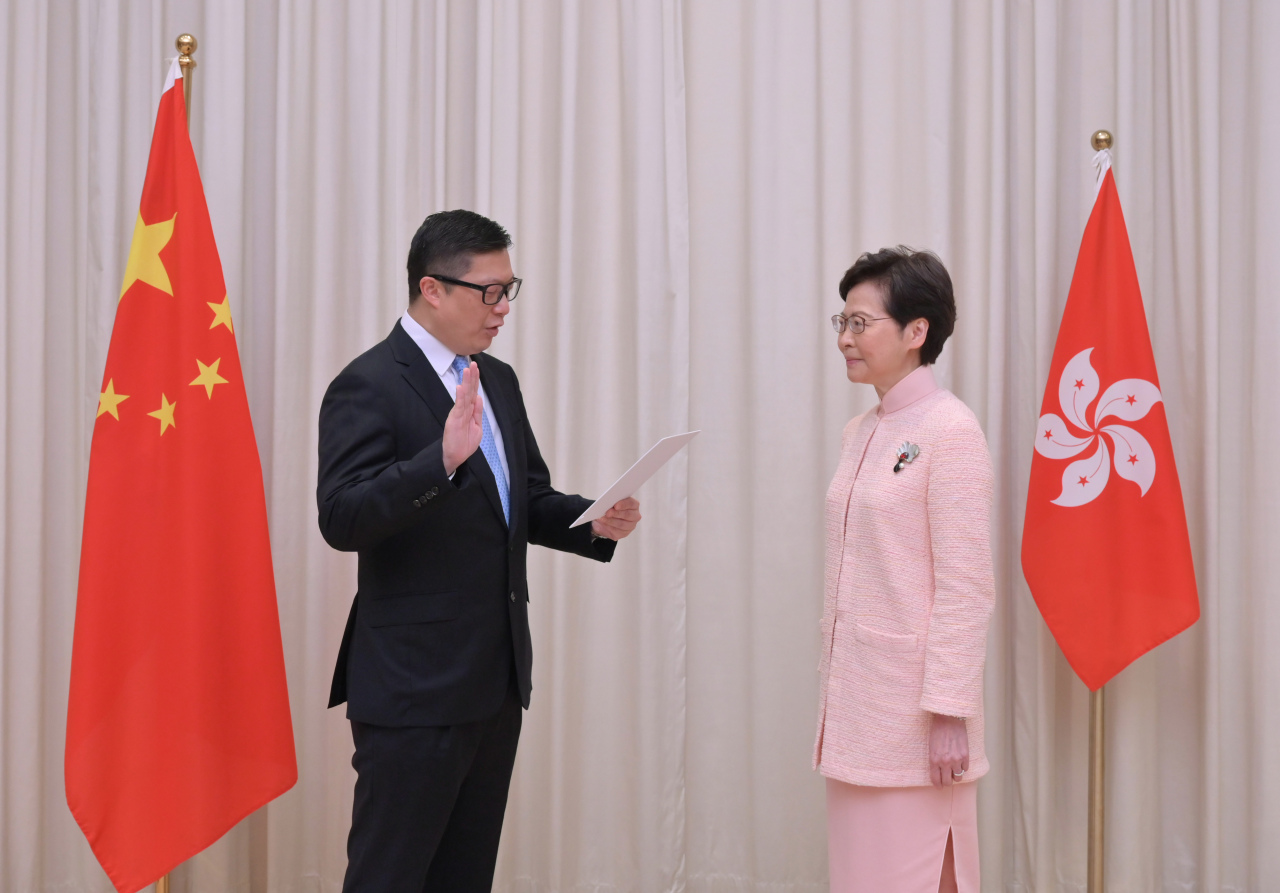 邓炳强宣誓就任香港保安局局长