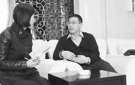 贾劲松（右）接受家乡媒体采访
