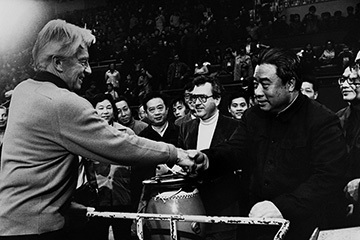 1979年赴华演出时，卡拉扬与中国指挥家李德伦握手