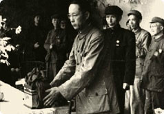 刘承钊接受华西大学校印（1951）