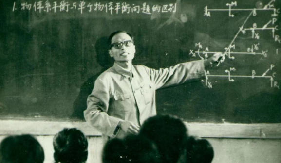 力学教师在授课