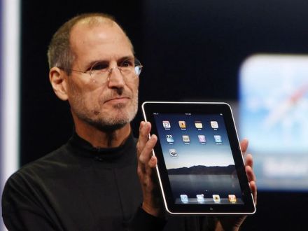 乔布斯手持iPad