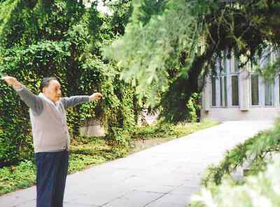 邓小平在家中院子里做自己编的健身操