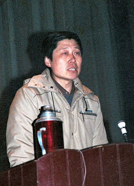 1985年，张瑞敏在工厂大会上动员职工