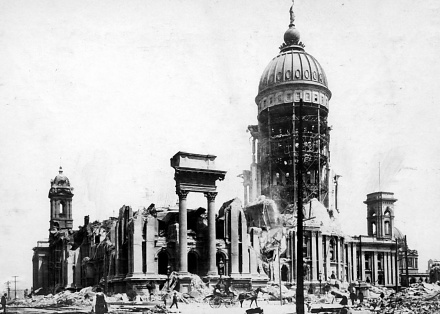 遭震毁的旧金山市政厅，摄于1906年4月20日