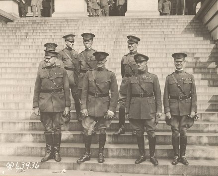 1919年在华盛顿的马歇尔（后左三）与潘兴（前左二） 