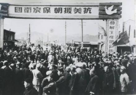 军委工程学校在张家口市街头宣传抗美援朝