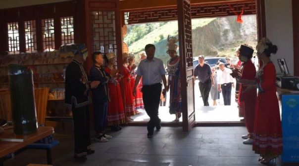 馆内游客购买特产
