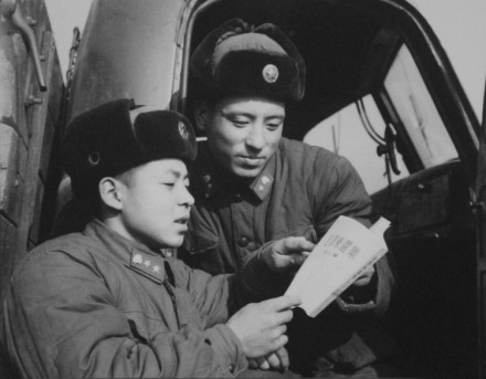 雷锋在和战友学习