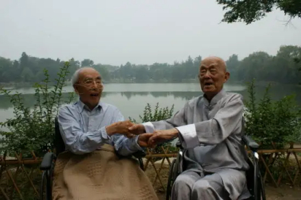 侯仁之与季羡林（右）
