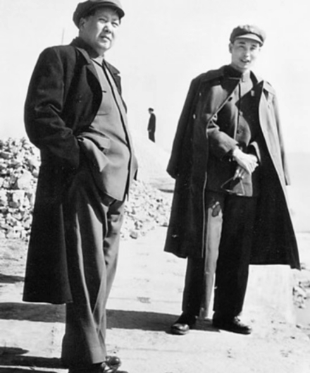 1954年1月31日，王芳同志陪同毛泽东同志在杭州视察钱塘江