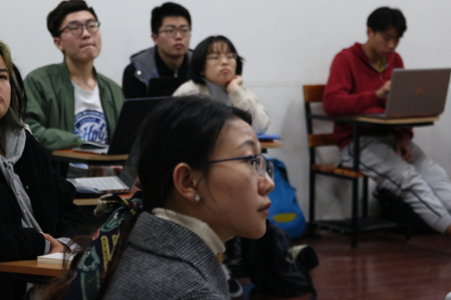南京大学学生听导师孙钦敏讲课