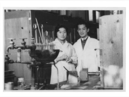 冈崎夫妇在名古屋大学的研究室 