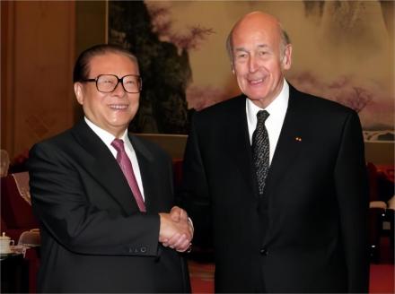 2002年4月，江泽民与德斯坦