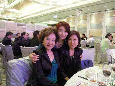李娟（左）与樊维思于小华