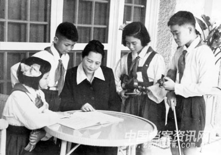 宋庆龄与儿童艺术剧院管弦乐队的队员在一起