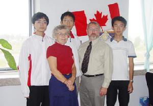 学校学生与外籍教师合影