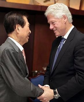 金大中生前与美国前总统克林顿合影 