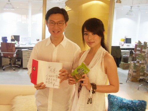 王文华与《61X57》改拍剧女主角陈怡蓉合影 