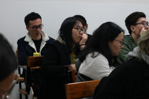 南京大学学生听导师孙钦敏讲课
