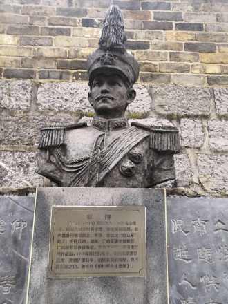 蔡锷半身塑像