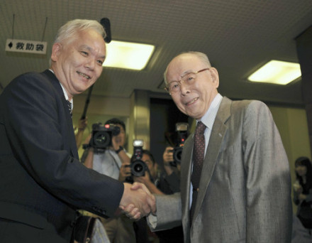 名古屋大学校长与诺奖得主赤崎勇在记者会上