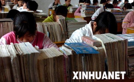 金寨县一所乡镇学校的学生正在埋头苦读