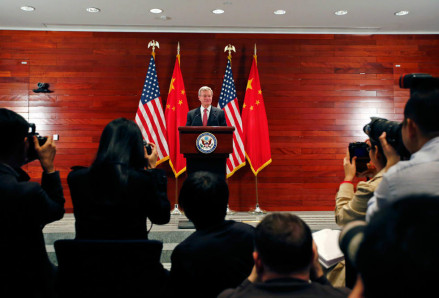 美国驻华大使鲍卡斯博士