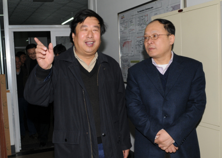 贾锁堂(左)