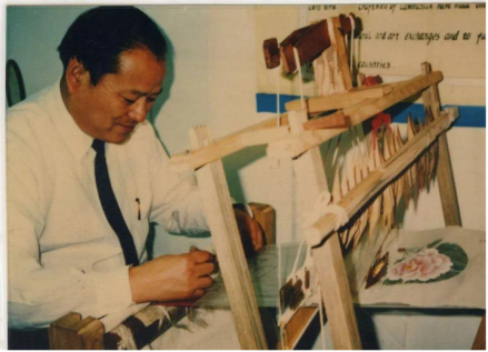 王金山在智利表演缂丝技艺（1991年）