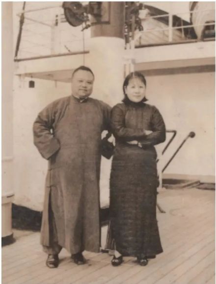 许倬云的父亲与母亲摄于长江轮船上 