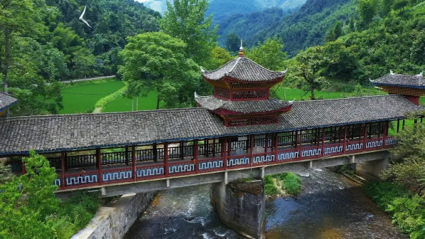丹口镇的风雨桥和小河