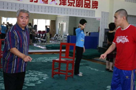 罗长德先生（左）给学生说戏
