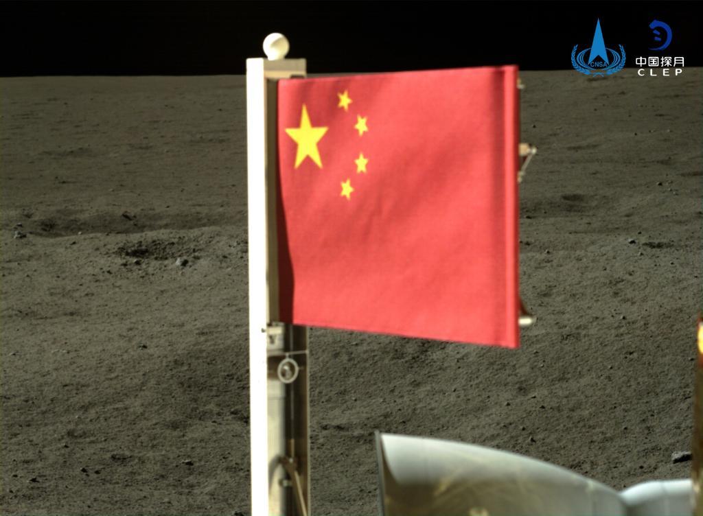 月球背面升国旗