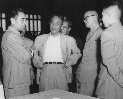 左起：周恩来、翦伯赞、范文澜、周扬