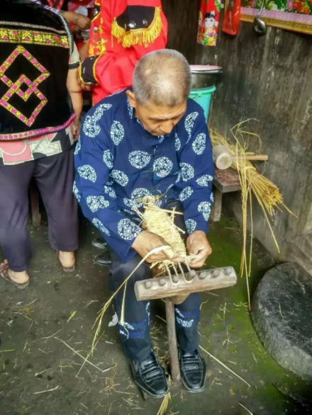 打草鞋