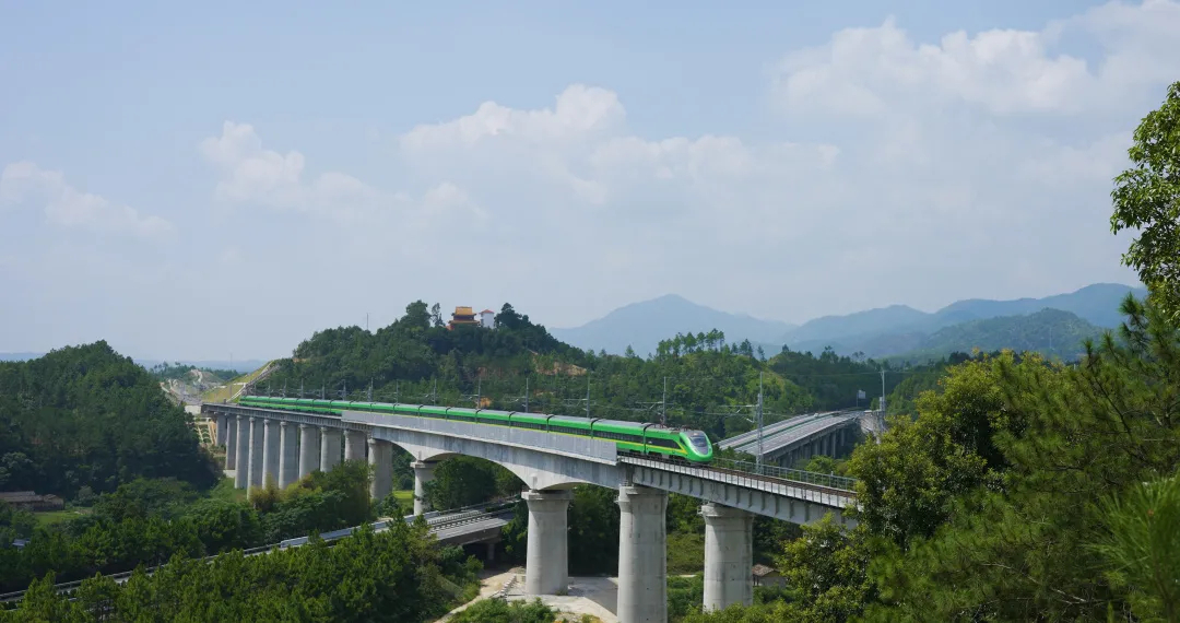 列车行驶在兴泉铁路上