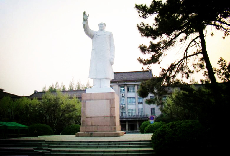 校园内的毛主席雕像