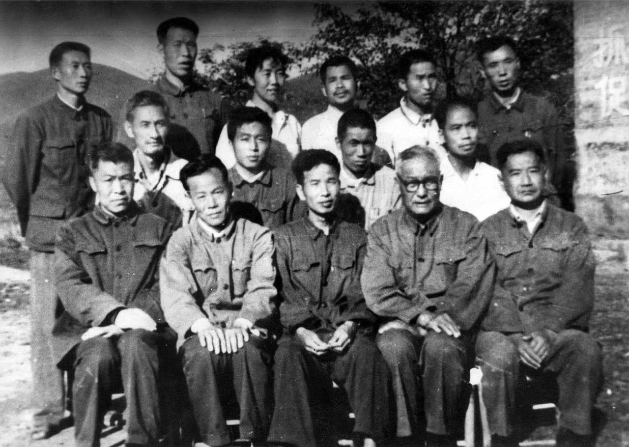 北京农业大学李连捷（前排右二）、贾慎修等教授在南山