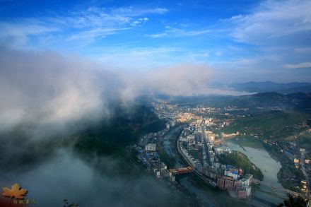 云雾缭绕的南江县