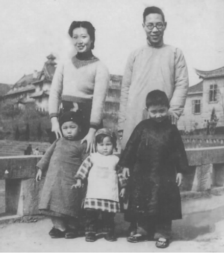 丁肇中四岁时，与父母弟妹在重庆大学留影