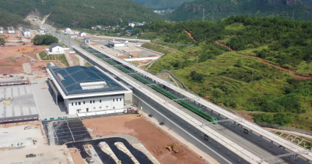 列车停靠在兴泉铁路车站上