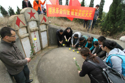 罗哲烈士墓
