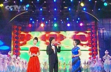 廖昌勇张也谭晶演唱歌曲《万家灯火》