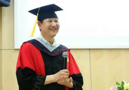 欧阳欣参加北京大学2017年学位授予仪式