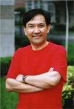 张关正便装照