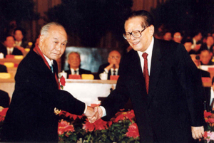 江主席为程开甲院士授勋