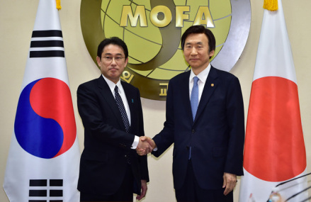 2015年12月28日，韩国外长与日本外相握手，宣布达成协议