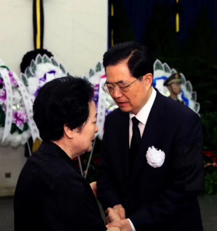 胡锦涛与丁关根亲属握手，表示深切慰问